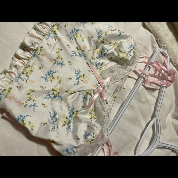 FREE W/ BUNDLE📍 Floral Ribbon Top - Picture 3 of 4